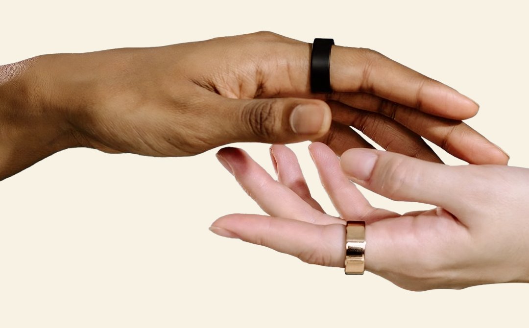 Hands wearing Herz P1 Ring